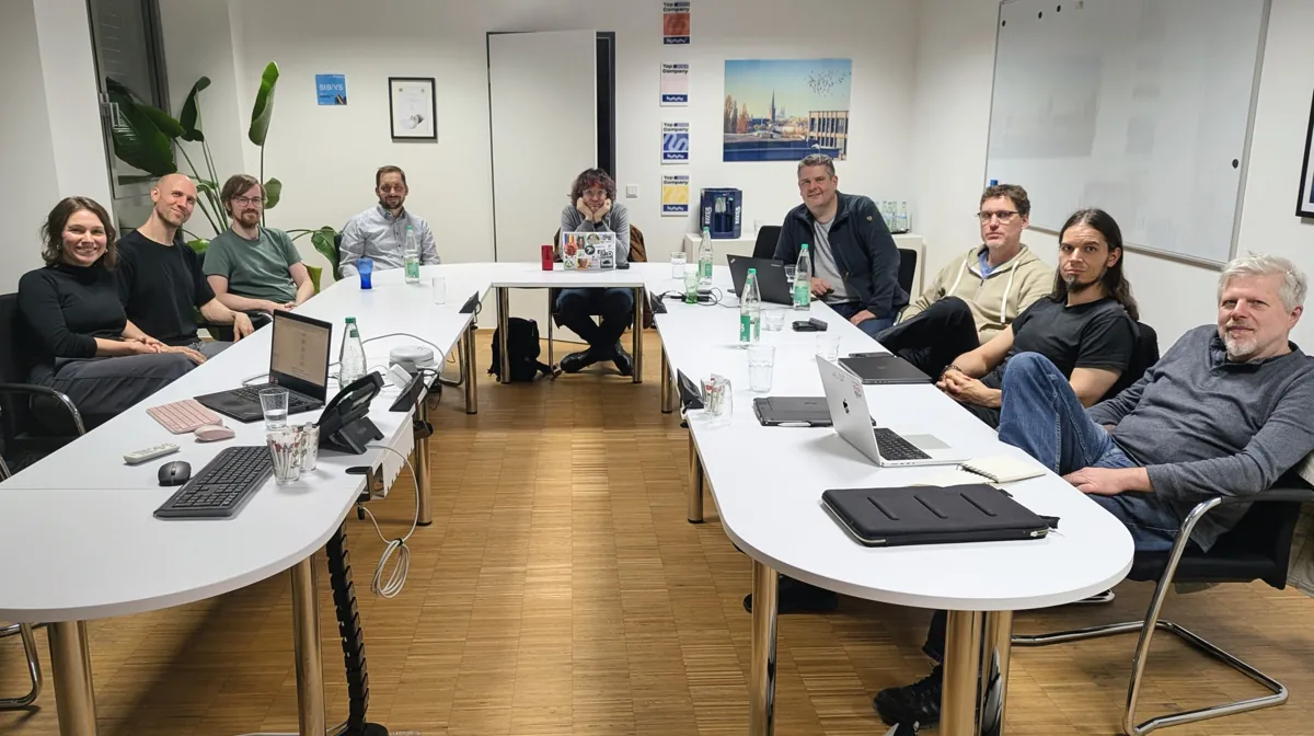 Gruppenfoto der Runde am U-förmigen Konferenztisch bei der DVS AG